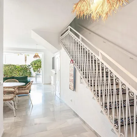 Frontline Townhouse El Rosario- 4 Bedrooms بيت للعطل *