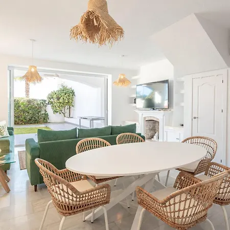 Frontline Townhouse El Rosario- 4 Bedrooms بيت للعطل