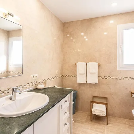 Frontline Townhouse El Rosario- 4 Bedrooms Feriehus Marbella