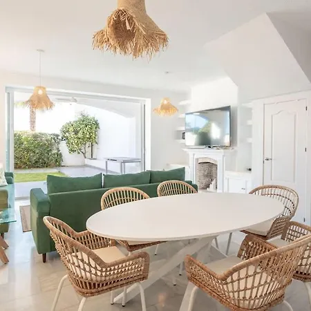 Frontline Townhouse El Rosario- 4 Bedrooms Vakantiehuis Marbella