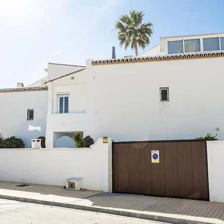 Frontline Townhouse El Rosario- 4 Bedrooms Vakantiehuis Marbella