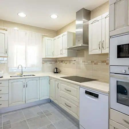 Frontline Townhouse El Rosario- 4 Bedrooms בית נופש