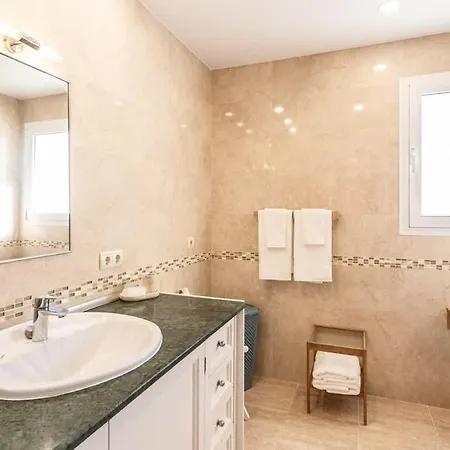 Frontline Townhouse El Rosario- 4 Bedrooms Vakantiehuis Marbella