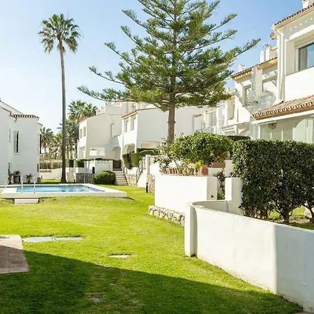 Frontline Townhouse El Rosario- 4 Bedrooms מארבלה