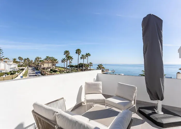 Frontline Townhouse El Rosario- 4 Bedrooms 別荘