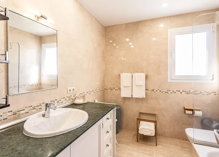 Frontline Townhouse El Rosario- 4 Bedrooms בית נופש מארבלה